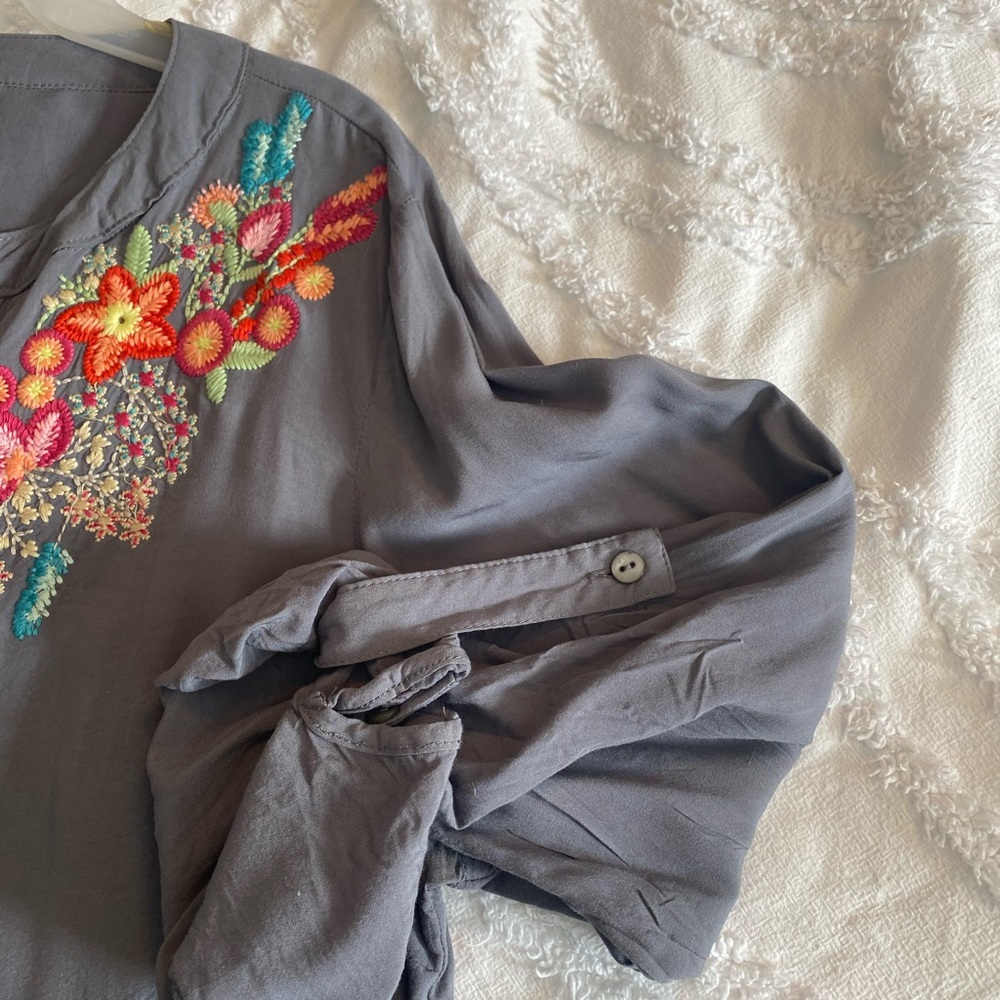 Solitaire Embroidered Gray tunic - Picture 3 of 3